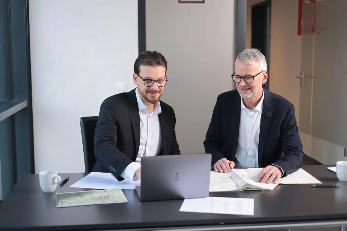 Frank und Louis Epp bei der Beratung