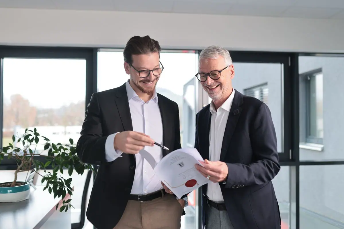 Epp Immobilien Team bei der Dokumentenprüfung